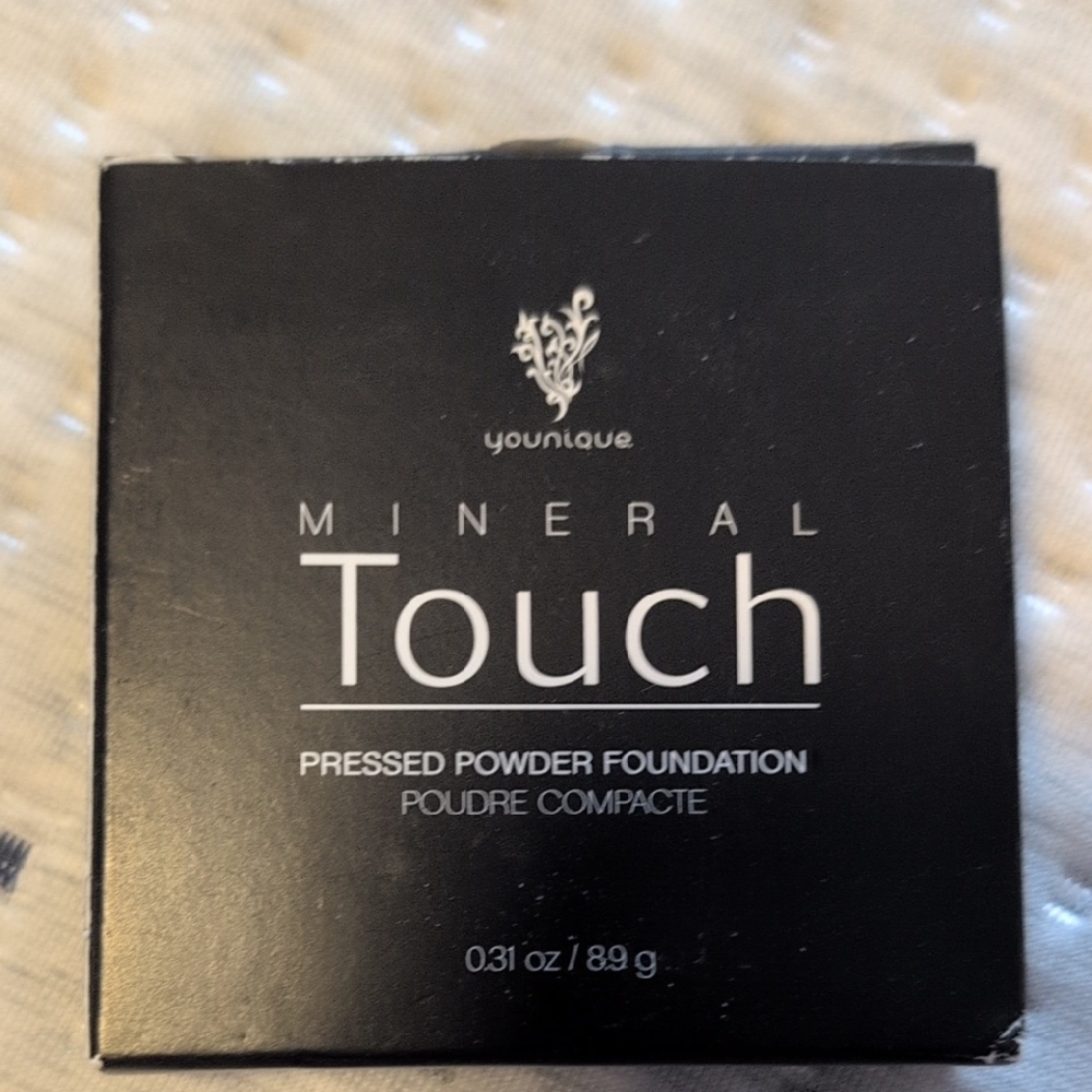 Younique Mineral Touch Pressed Powder in Organza